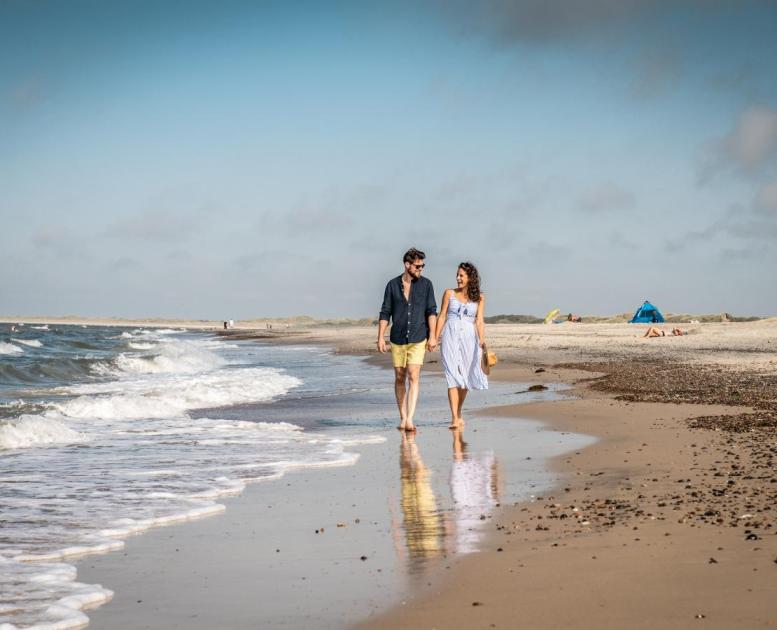 Par går tur på stranden